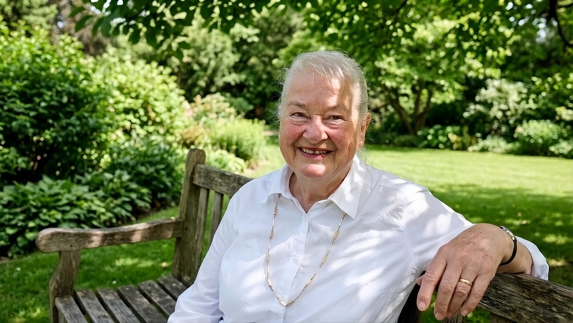 Porträt von Angelika von Zuccalmaglio auf einer Gartenbank